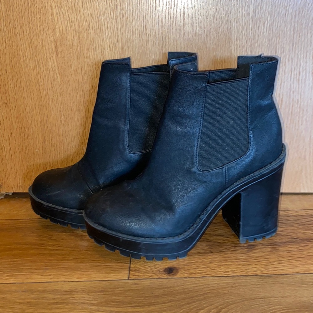Divided brand chunky heel Chelsea boots.